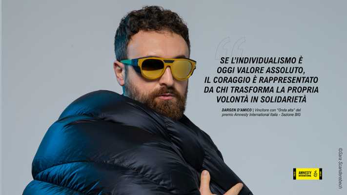 Dargen D'Amico trionfa al Premio Amnesty International con "Onda alta"