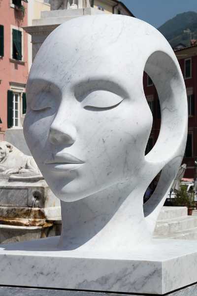 White Carrara 2025: il design contemporaneo trasforma la città del marmo