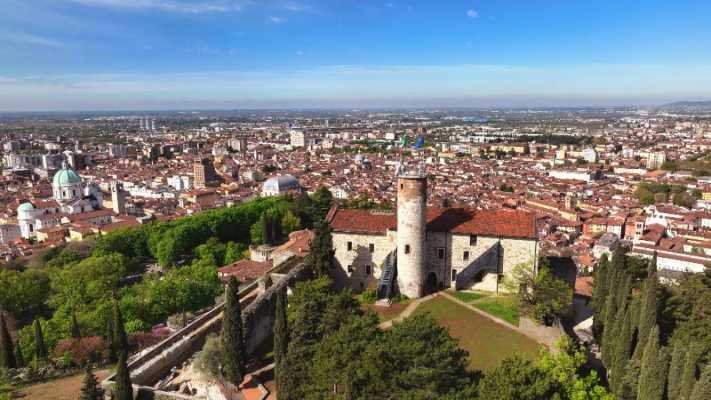 "Brescia, cuore d'acciaio" stasera su Rai 5: il documentario che svela l'anima culturale della città lombarda