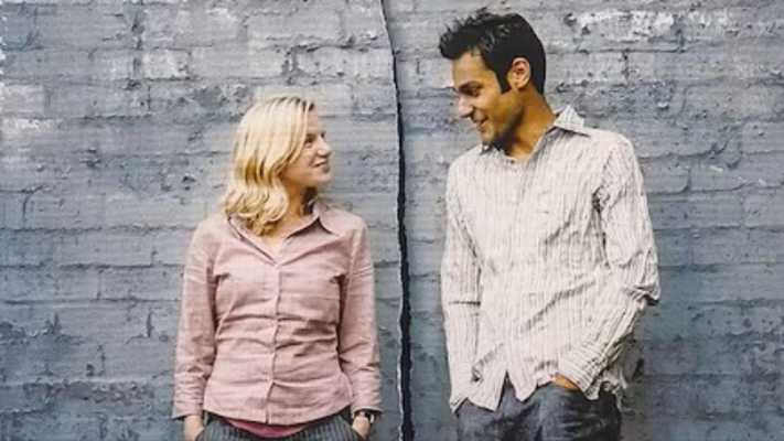 Rai 5, stasera: "Un bacio appassionato" di Ken Loach. Film sull'amore interculturale, identità e pregiudizi. Da non perdere.