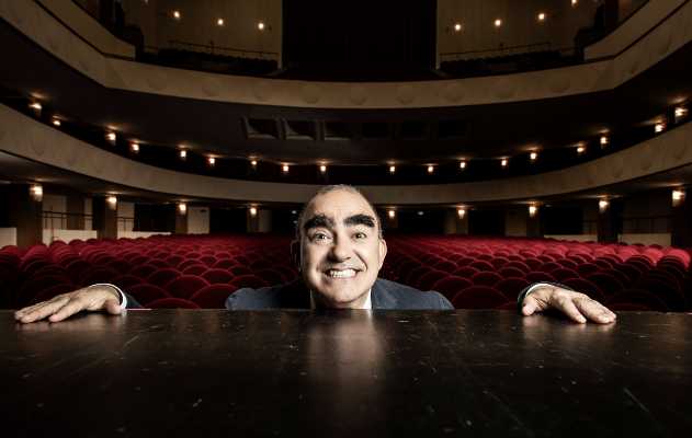 Elio, quando la musica diventa risata: lo spettacolo che reinventa l'ironia italiana