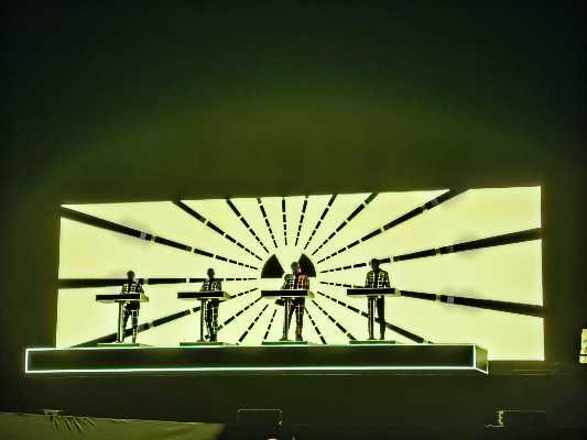 I Kraftwerk incantano il Teatro del Silenzio: una notte magica tra passato e futuro