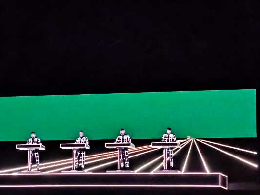 I Kraftwerk incantano il Teatro del Silenzio: una notte magica tra passato e futuro