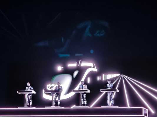 I Kraftwerk incantano il Teatro del Silenzio: una notte magica tra passato e futuro