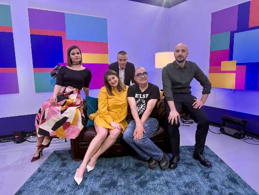 "IN & OUT – Niente di serio" stasera su TV8: Elio ospite speciale nella quinta puntata