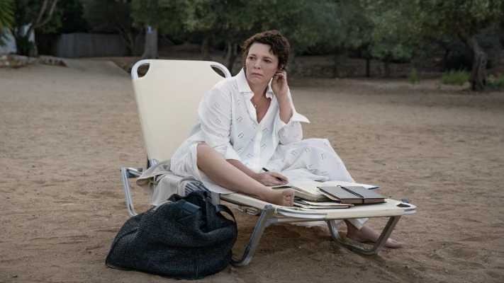 "La figlia oscura" stasera su Rai 5: il capolavoro di Maggie Gyllenhaal dal romanzo di Elena Ferrante