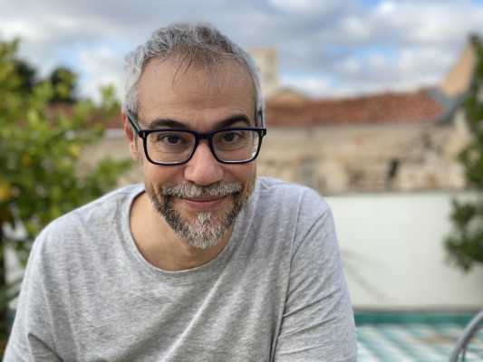 Marco Malvaldi apre i saldi estivi al Valdichiana Village: serata letteraria e shopping fino a notte
