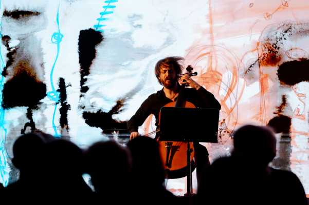 Michele Marco Rossi protagonista a Pesaro: il violoncello contemporaneo incontra cinque secoli di musica