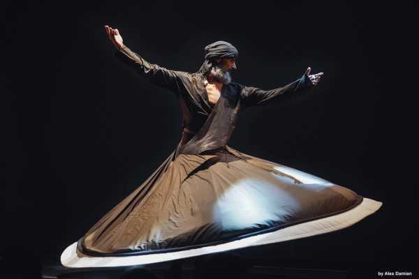 Ziya Azazi porta "Dervish in progress & Ember" all'Anfiteatro Romano di Urbisaglia