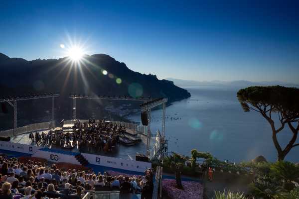 Concerto all'alba 2025: sold out in mezz'ora per la magia di Villa Rufolo