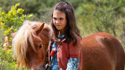 "Poly" stasera su Rai 1: la toccante storia di amicizia tra una bambina e un pony