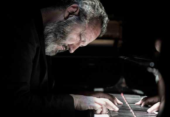 Cesare Picco suona all'alba di Ferragosto alla Fortezza di Mont'Alfonso: concerto alle 4:45 con "The Köln Concert Variations".