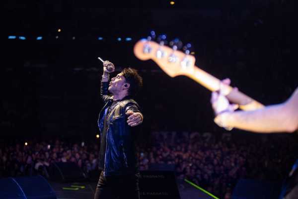 Fabrizio Moro festeggia 25 anni di carriera con un concerto speciale a Sapri il 29 agosto 2025, emozioni garantite.