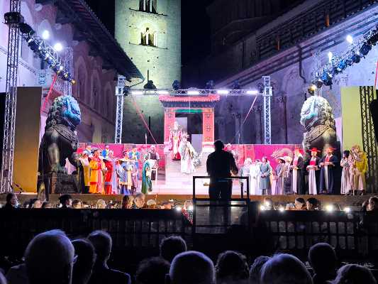 Turandot a Massa Marittima: una serata magica sotto le stelle di Piazza Garibaldi