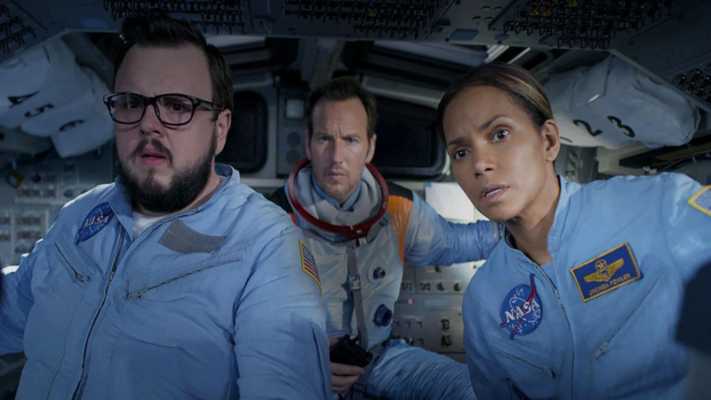 Moonfall stasera su Rai Movie: l'apocalisse lunare di Roland Emmerich