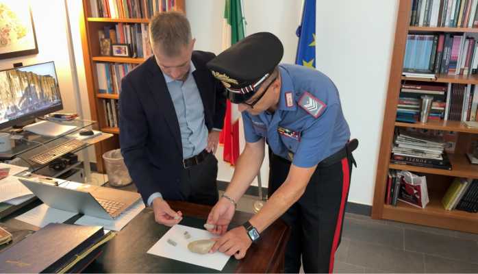 Pompei, turista scozzese nasconde 6 pietre nello zaino: scatta il sequestro