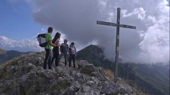 Giovanni Storti esplora le Alpi Apuane nel nuovo documentario di montagna