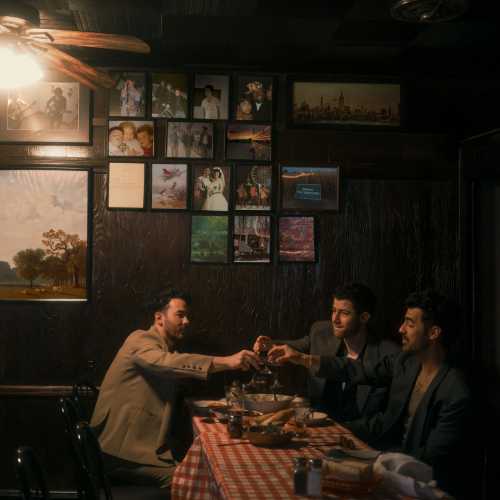 Jonas Brothers: esce "Greetings From Your Hometown", il nuovo album che celebra 20 anni di carriera