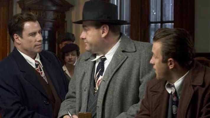 Lonely Hearts stasera alle 21.15 su Rai Movie: il noir di Todd Robinson con John Travolta, James Gandolfini e Salma Hayek. Un thriller basato su una storia vera degli anni '40.