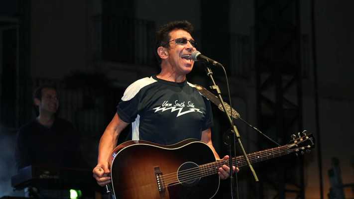 Edoardo Bennato stasera su Rai 5 con "Fuoco e bugie dai Campi Flegrei"