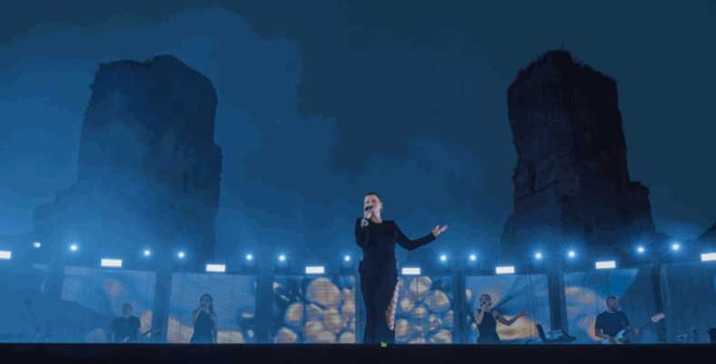 Stasera su Canale 5 il concerto evento di Alessandra Amoroso dalle Terme di Caracalla