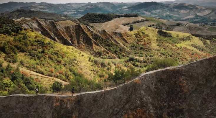 Festival dei Calanchi e delle Argille Azzurre 2025: un mese di arte e natura tra Faenza, Brisighella, Riolo Terme e Imola