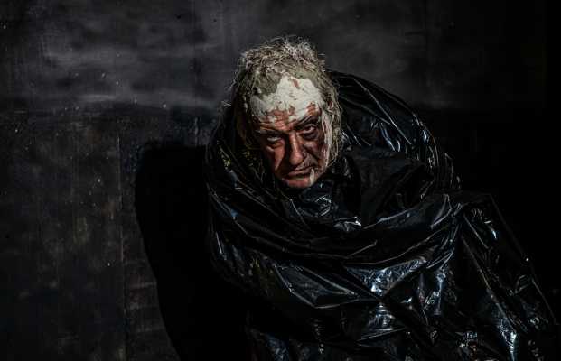 12 Sedie di Donato di Stasi con Mimmo Surace: teatro potente tra memoria, esilio e invisibilità
