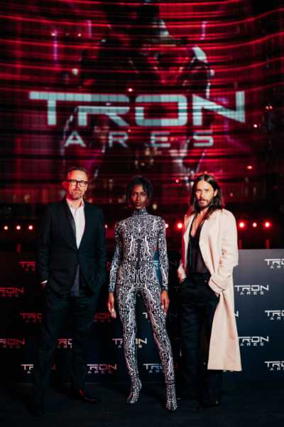 🚨 TRON: Ares illumina Milano: spettacolo futuristico alla UniCredit Tower con Jared Leto e il cast Disney