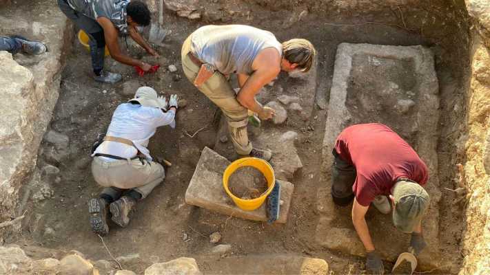 Stasera su Rai 5 alle 18.40 "Diario di uno scavo in Sicilia": l'archeologia diventa strumento di integrazione a Chiaramonte Gulfi con giovani richiedenti asilo.