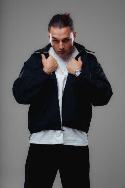 Il rapper milanese conquista le classifiche e prepara il ritorno live nei palasport italiani dopo il successo discografico.
