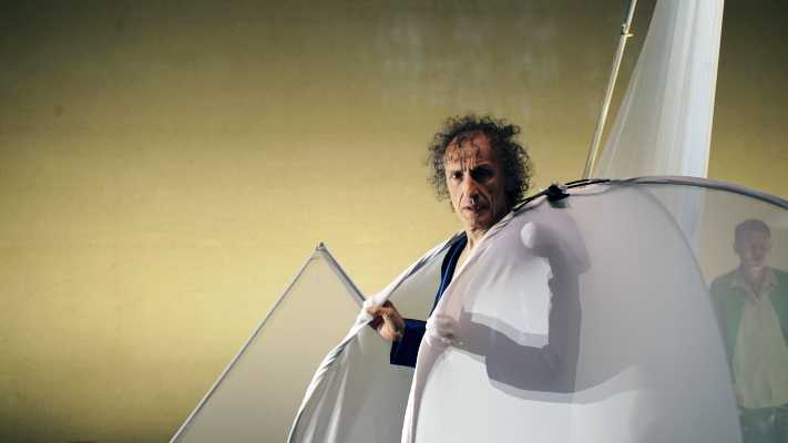 Antonio Rezza e Flavia Mastrella al Teatro Strehler: il debutto visionario di “Metadietro”