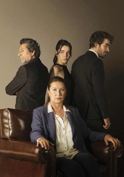 Stasera su Canale 5 “Tradimento”: Vahide Perçin torna in un intenso dramma familiare tra segreti e bugie