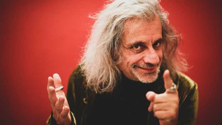 💥 Alessandro Bergonzoni porta a Milano “IL TAVOLO DELLE TRATTATIVE”: otto arti artificiali diventano arte e coscienza collettiva