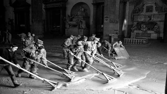 Firenze 1966: quando gli "angeli del fango" salvarono la città sommersa
