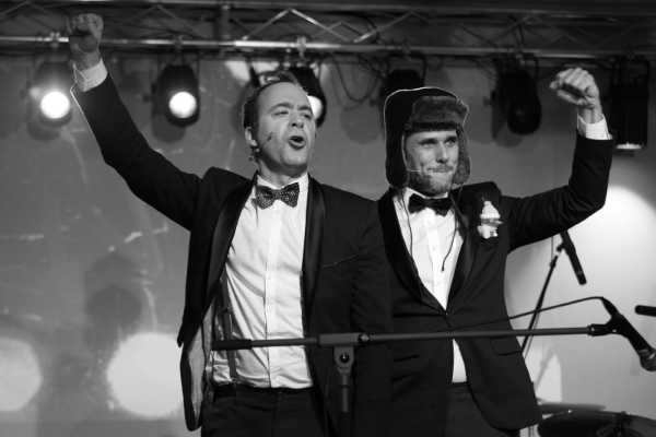 Meta description: Attilio Fontana ed Emiliano Reggente celebrano 15 anni di sodalizio artistico con Giradischi e Papillon Show al Teatro Roma il 30 novembre. Musica, comicità e imitazioni da Tale e Quale Show.