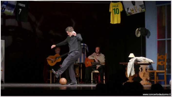 “EL FÙTBOL” infiamma Firenze: Ettore Bassi al Teatro Puccini in uno spettacolo di passione e leggenda