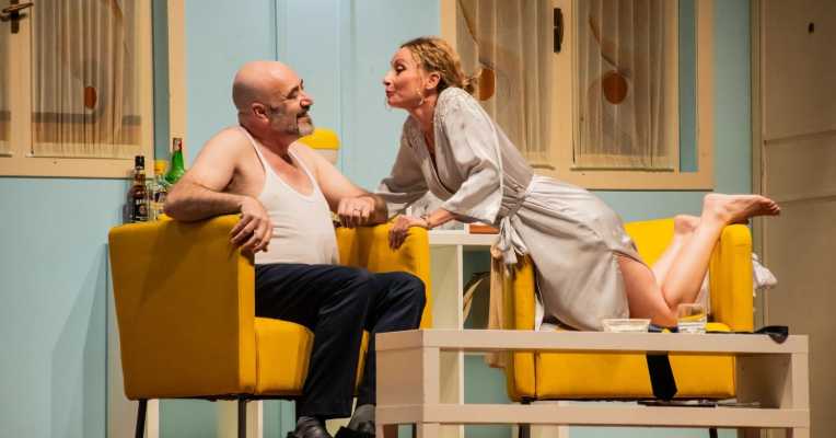 🚕 “Uscirò dalla tua vita in taxi” arriva al Teatro Vittoria: tradimenti, amore e ironia travolgono Roma!
