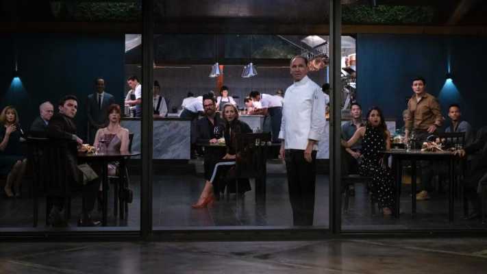 The Menu stasera su Rai 4: il thriller gourmet con Ralph Fiennes