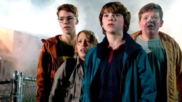 Super 8 stasera su Rai 4: il thriller sci-fi di J.J. Abrams prodotto da Spielberg
