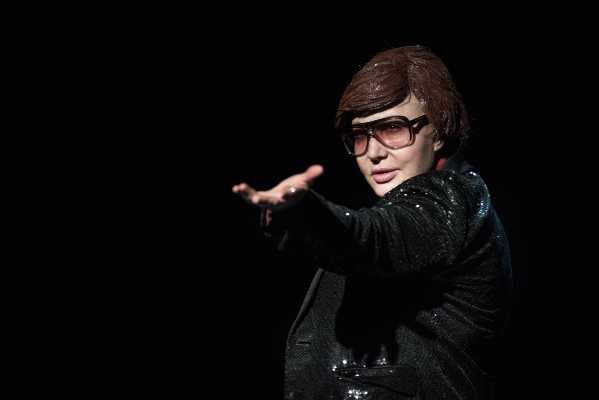 Iaia Forte irriconoscibile: si trasforma nel personaggio più folle di Sorrentino. Sul palco è un uomo.