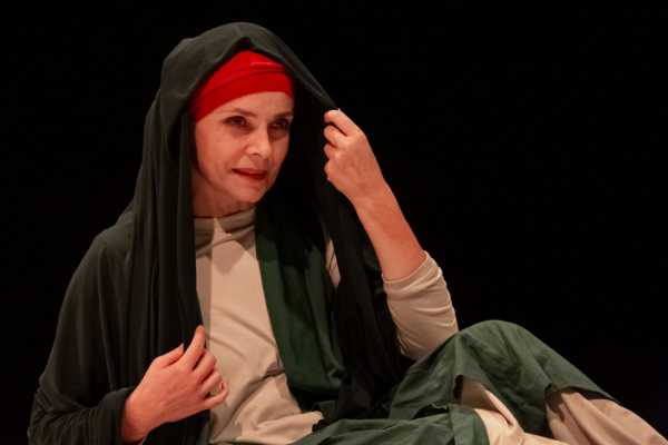 Roma, sconvolgente Maria “laica” a teatro: Erri De Luca infiamma il Teatro Torlonia