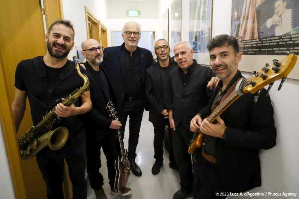 Milano, notte per De André: al Blue Note le sue canzoni esplodono in chiave jazz