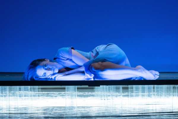 Accabadora fa tremare Firenze: il capolavoro di Michela Murgia diventa un rito teatrale al Teatro Puccini