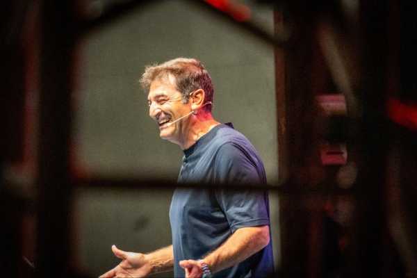 Max Giusti sconvolge il Sistina: il nuovo “Bollicine – updatE” promette risate mai viste