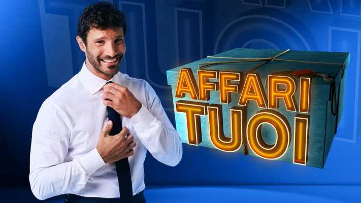 Affari Tuoi e Lotteria Italia stasera su Rai 1: ospiti e premi in palio