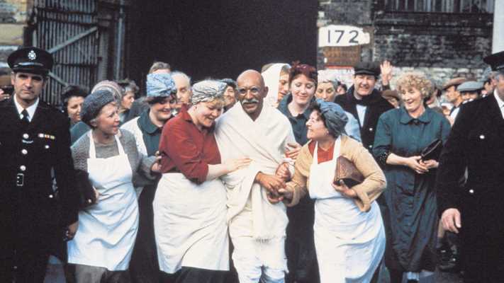 Gandhi stasera su Rai 5: il biopic di Attenborough con Ben Kingsley