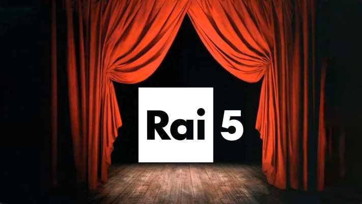 Fabrizio Bosso e la tromba protagonisti stasera su Rai 5 con "Poke Stories" Venerdì 20 febbraio, a mezzanotte su Rai 5, va in onda l'ultimo appuntamento con Poke Stories. Il programma di Rai Cultura chiude così il racconto dell'edizione 2025-26 di Umbria Jazz Winter, svoltasi a Orvieto. Fabrizio Bosso: quattro concerti a Orvieto Al centro di questa puntata c'è Fabrizio Bosso, trombettista molto apprezzato dal pubblico jazz italiano. Durante il festival, ha tenuto ben quattro concerti. Ogni esibizione aveva una forma e un'identità diverse. Insieme a Rosario Giuliani, ha proposto un tributo a Ornette Coleman, sassofonista che ha rivoluzionato il jazz moderno. Poi è salito sul palco con lo Spiritual Trio, un progetto dal respiro più intimo e raccolto. Infine, ha presentato il suo quartetto in due versioni. La prima, nella formazione classica. La seconda, espansa fino a dieci elementi, nel progetto chiamato About Ten. La passione per la tromba, fin da bambino Nell'episodio, Bosso racconta anche qualcosa di personale. Parla della sua passione per la tromba, che lo accompagna sin dall'infanzia. Quindi, non si tratta solo di musica suonata, ma di una vocazione nata presto. Un legame profondo con lo strumento Questo tipo di racconto aggiunge profondità al ritratto del musicista. Oltre alle note, emergono le radici umane di un percorso artistico lungo anni. Il risultato è un episodio che unisce musica e biografia in modo equilibrato. "Poke Stories" e Umbria Jazz Winter Poke Stories è il programma che Rai Cultura ha dedicato all'edizione invernale del festival umbro. Nel corso delle puntate, ha documentato concerti, artisti e atmosfere di Orvieto. Questa finale con Bosso chiude dunque un ciclo narrativo coerente. In definitiva, per chi segue il jazz italiano, l'appuntamento di stasera è una buona occasione. Si tratta di musica di qualità, raccontata con cura, in seconda serata su Rai 5. Poke Stories, venerdì 20 febbraio, mezzanotte, Rai 5.