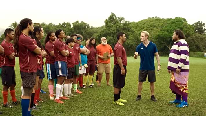 "Chi segna vince" stasera su Rai 2: il film di calcio firmato da Taika Waititi