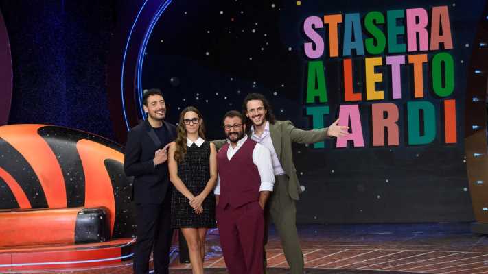 "Stasera a letto tardi" stasera su Rai 2 con Insinna, Bisciglia e Topo Gigio