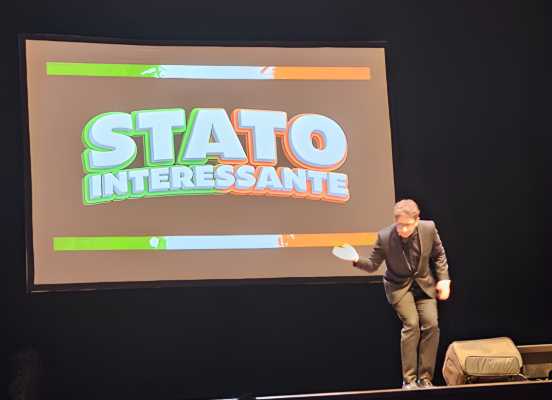 Shamzy al Teatro Moderno di Grosseto: "Stato interessante" convince tra ironia e palcoscenico